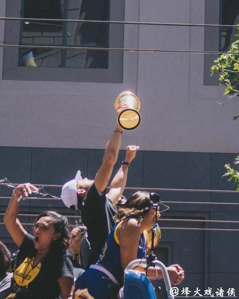 库里12分加兰27分 骑士大胜勇士豪取10连胜