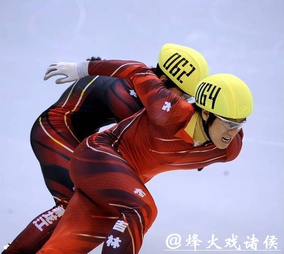 冰刀撞击冰面的刺耳声,在那一刻盖过了米兰赛场所有的欢呼 冰刀撞击冰面的刺耳声,在那一刻盖过了米兰赛场所有的欢呼