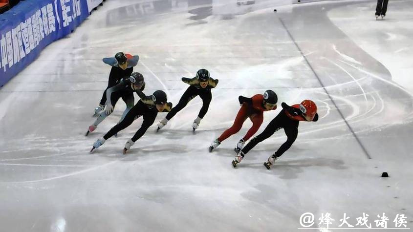 冰刀撞击冰面的刺耳声,在那一刻盖过了米兰赛场所有的欢呼 冰刀撞击冰面的刺耳声,在那一刻盖过了米兰赛场所有的欢呼