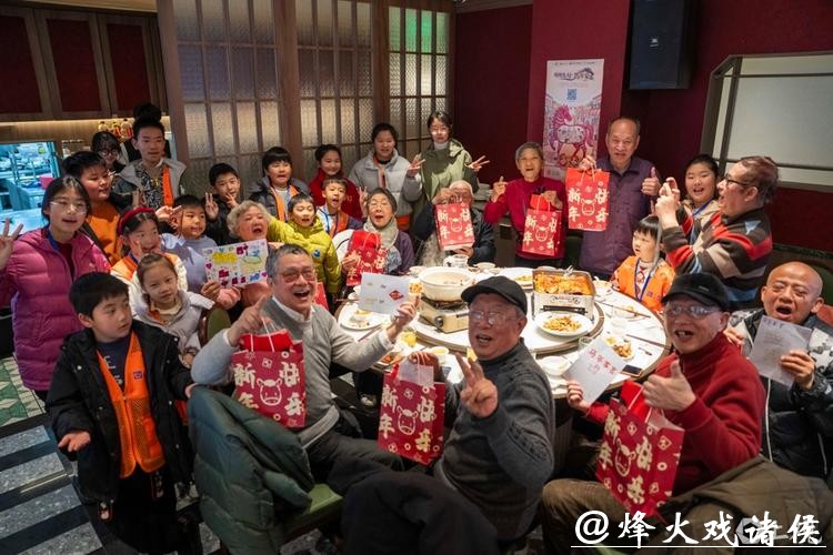 【城事】74岁奶奶的“饭局”:要连翘两个大拇指 【城事】74岁奶奶的“饭局”:要连翘两个大拇指